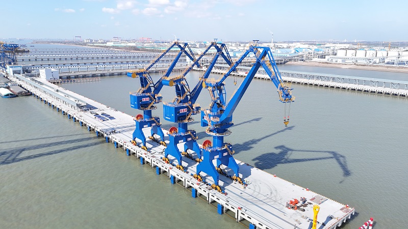 再添重器!南通港3台门机顺利完成上岸总装